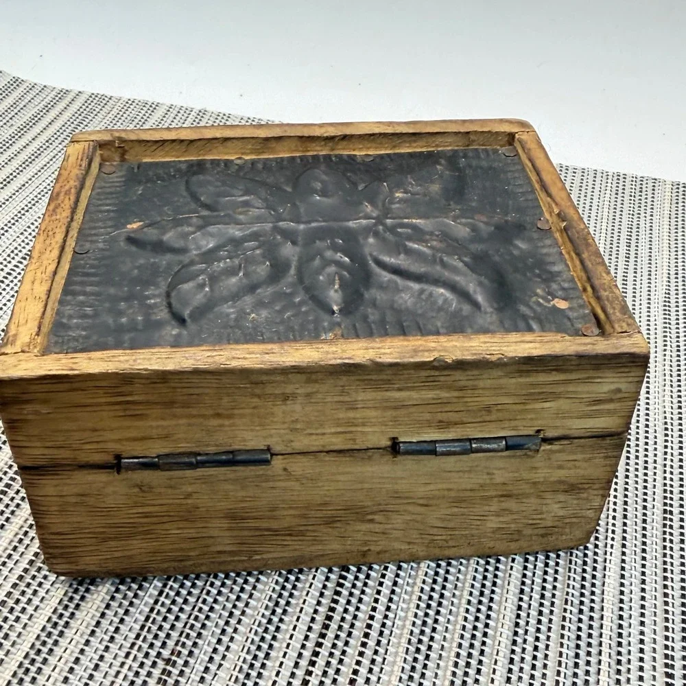 Rustic Wooden Trinket Box 4x3x2 Embossed Tin Leaf Lid Small Keepsake Storage‎